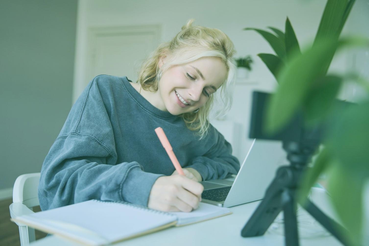 Atelier finances personnelles en petit groupe avec discussions autour d'une table